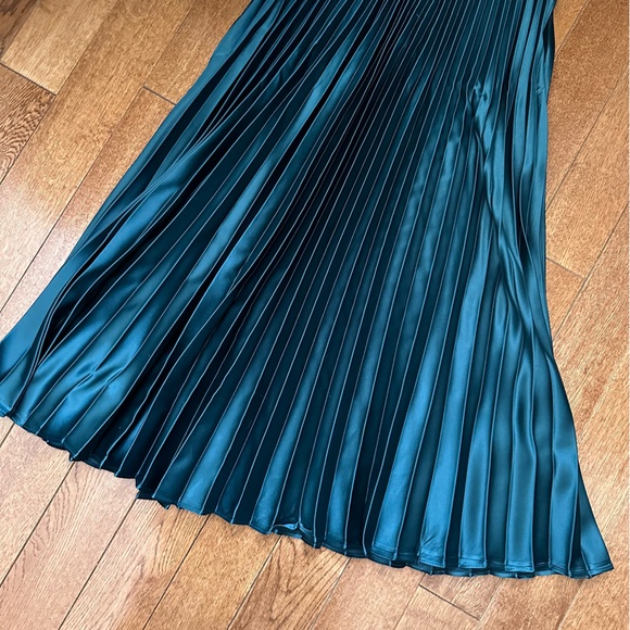 green satin pleated skirt - Picture 3 of 6